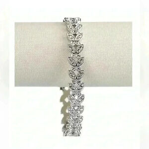 Swarovski Nightingale Pattern Bangle
Bracelet Silver Circum 8.5”